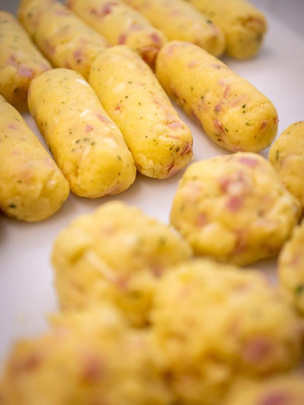 Polpette di patate e prosciutto pronte per essere cotte.